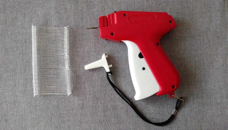 Tagging gun for attaching hang tags tagging gun